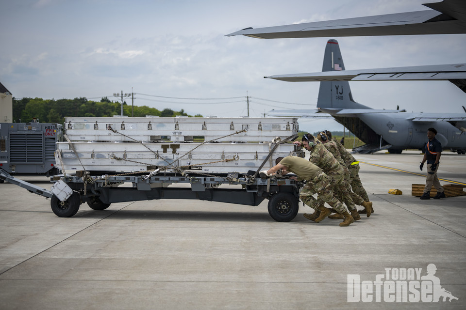 비벌리 선라이스22-04에서 비사와 공군기지에서 요코타 공군기지로 C-130J를 통해서 F-16전투기의 부품들이 신속하게 신속전투비치개념에 입각해서 실전같은 훈련을 하고 있다. (사진:U.S.Air Force)
