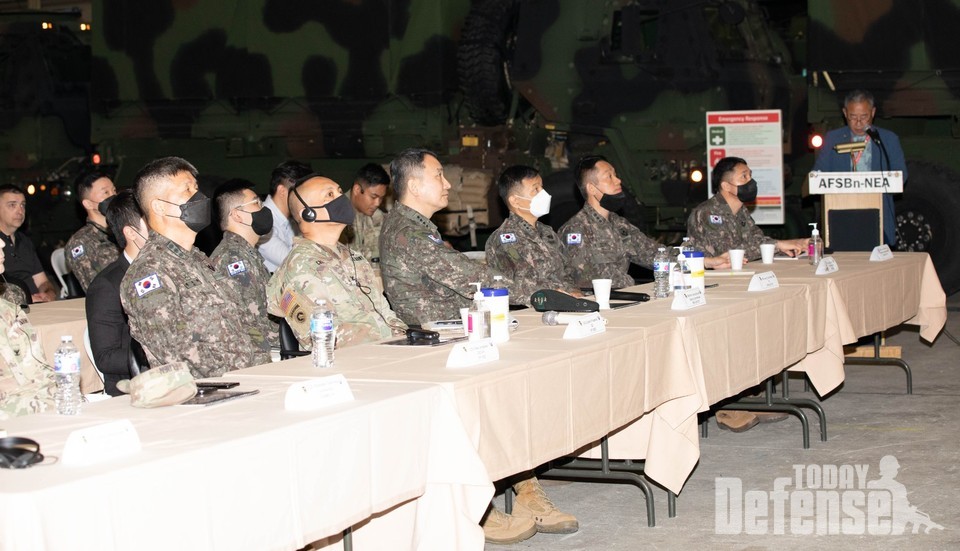 한미연합사 부사령관 김승겸대장이 캠프 캐럴을 방문해서 브리핑을 듣고 있다. (사진:Eighth Army Facebook)