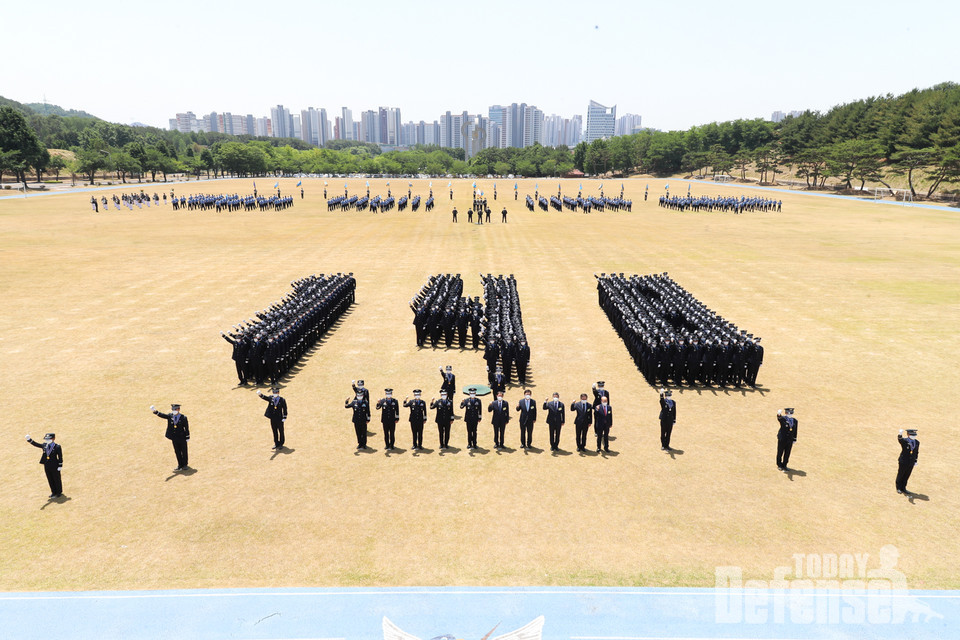 공군교육사령부에서 거행된 제148기 학사사관후보생 임관식에서 신임 장교들이 148기를 상징하는 기수 대형으로 기념촬영을 하고 있다. (사진:공군)