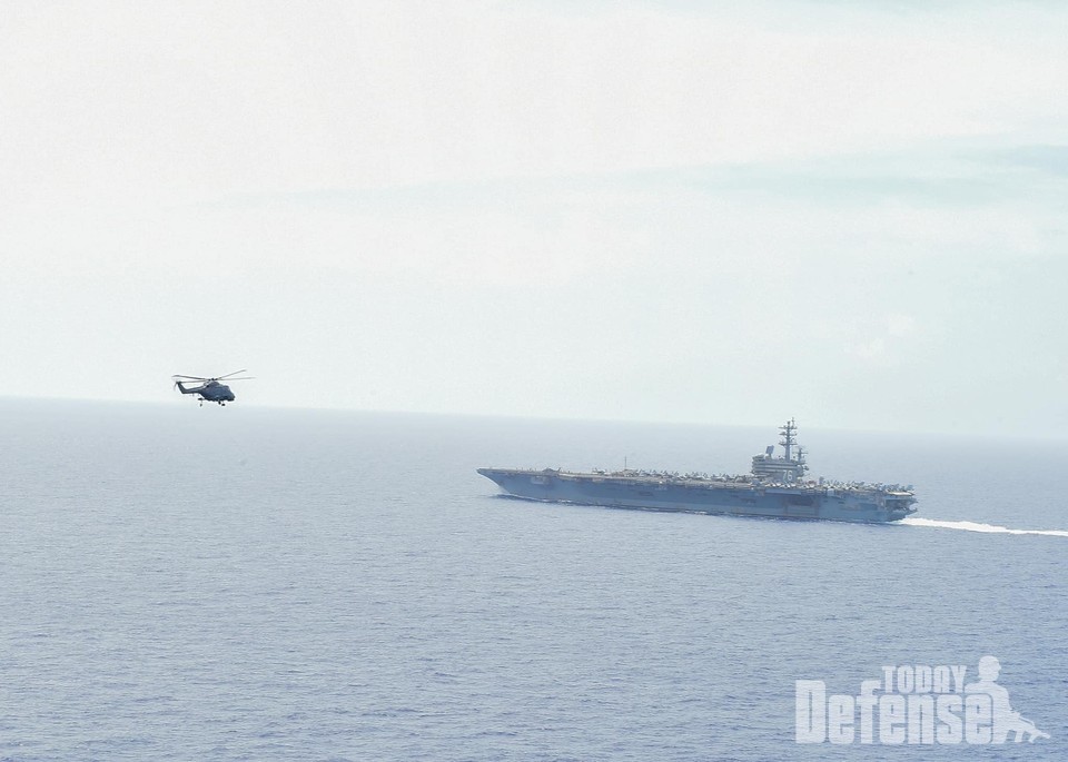 일본 오키나와 동남방 공해상에서 한미 해군의 연합 훈련이 벌어진 지난 2일 미국 핵추진 항모 로널드레이건호  주변에서 해군의 해상작전헬기(LYNX)가 비행하고 있다. (사진:해군 페이스북)