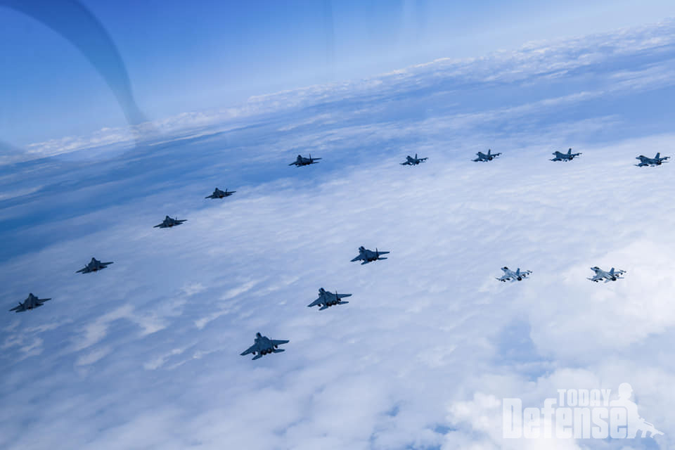 정밀유도무기를 장착한 한국 공군의 F-35A, F-15K, KF-16 전투기 16대와 미 공군의 F-16 전투기 4대가 참가해서 대규모 편대비행을 하고 있다. (사진:국방부)