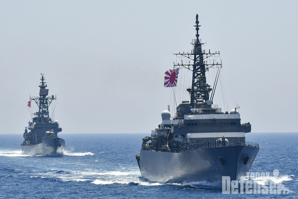 이탈리아 해군 ITS 마고티니와 터키 해군 TCG 살리흐레이스가 2022년 6월 6일 지중해에서 일본 해상자위대(JMSDF) 훈련대, 가시마(TV-3508), 시마카제(TV-3521) 함정과 함께 통과 훈련에 참가하고 있다. (사진:NATO)