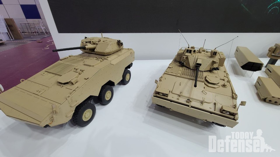 차륜형 장갑차 타이곤(좌), K21 보병전투장갑차(우) (사진:한화시스템)