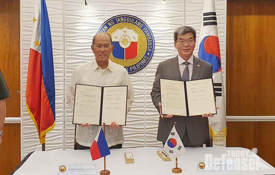 한국조선해양과 필리핀 국방부가 원해경비함 6척에 대한 건조 계약을 체결했다. 사진은 필리핀 마닐라에 위치한 필리핀 국방부에서 열린 계약식 (사진:현대중공업)