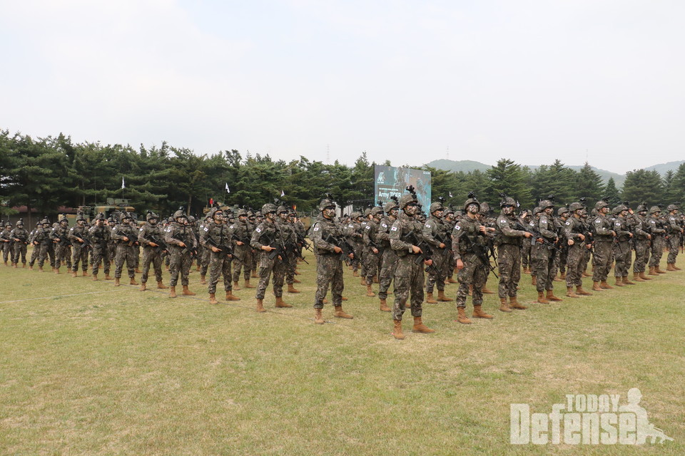 육군 25사단에서 열린 '아미타이거 시범여단전투단 선포 및 신규 무기체계 명명식'에 참석한 육군 아미타이거 시범여단 장병들(사진:디펜스투데이)