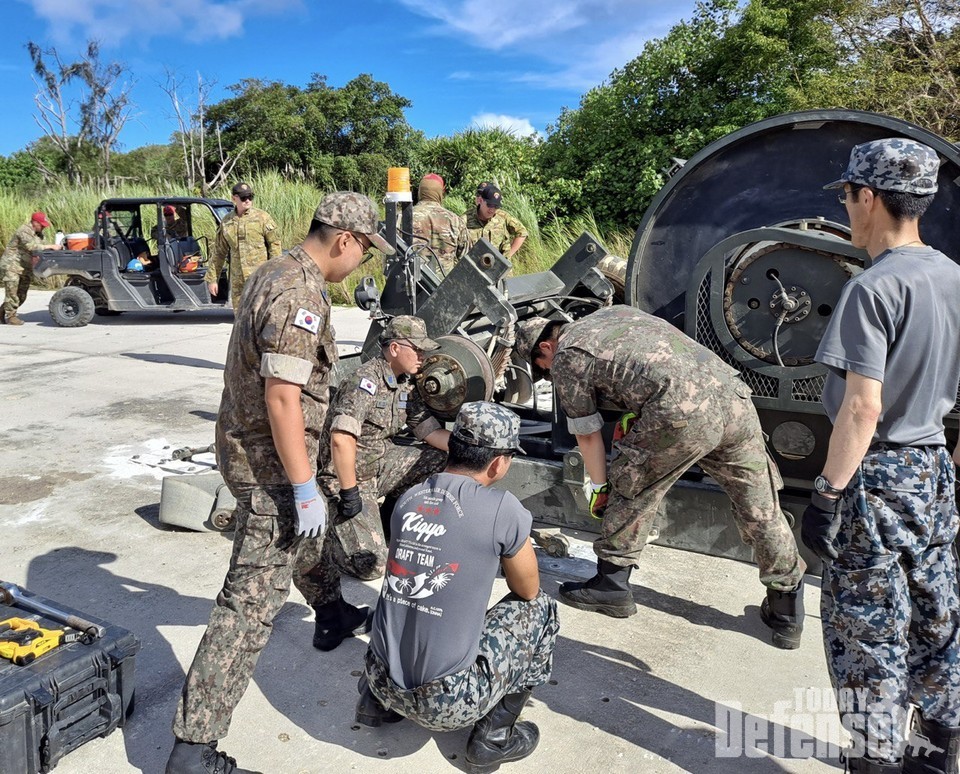 한국 공군요원들이 다국적 군과 팀을 이루어 비상상황 시 전투기의 활주로 이탈을 막아주는 이동형 초과저지장비 설치훈련을 하고 있다. (사진:공군)