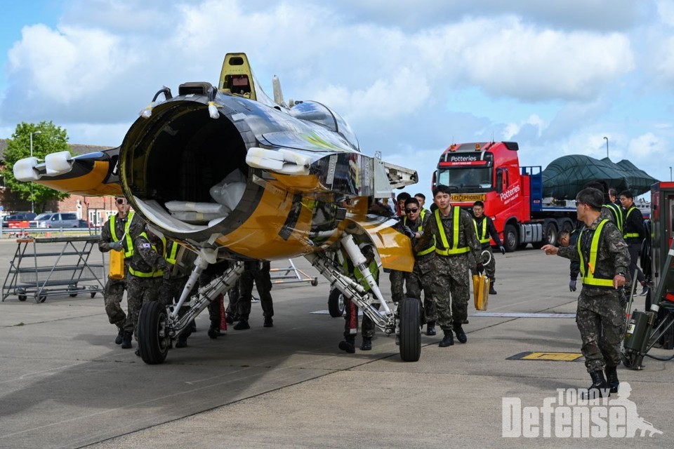 대한민국공군 특수비행팀 블랙이글스의 정비사들이 영국 보스콤브다운(Boscombe Down) 기지에 도착한 T-50B 항공기를 격납고로 운반하고 있다. (사진:공군)
