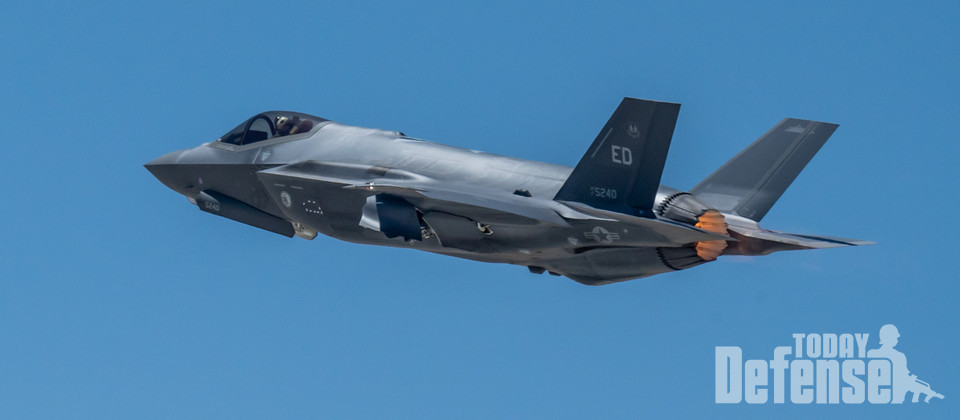 F-35 전투기들은 전술 항공 통신을 위한 자연어 처리 모델과 자동 음성 인식 개발을 목표로 하는 중소기업 혁신 연구 계약에 대한 데이터 수집을 지원했다. (서진:U.S.Air Force)