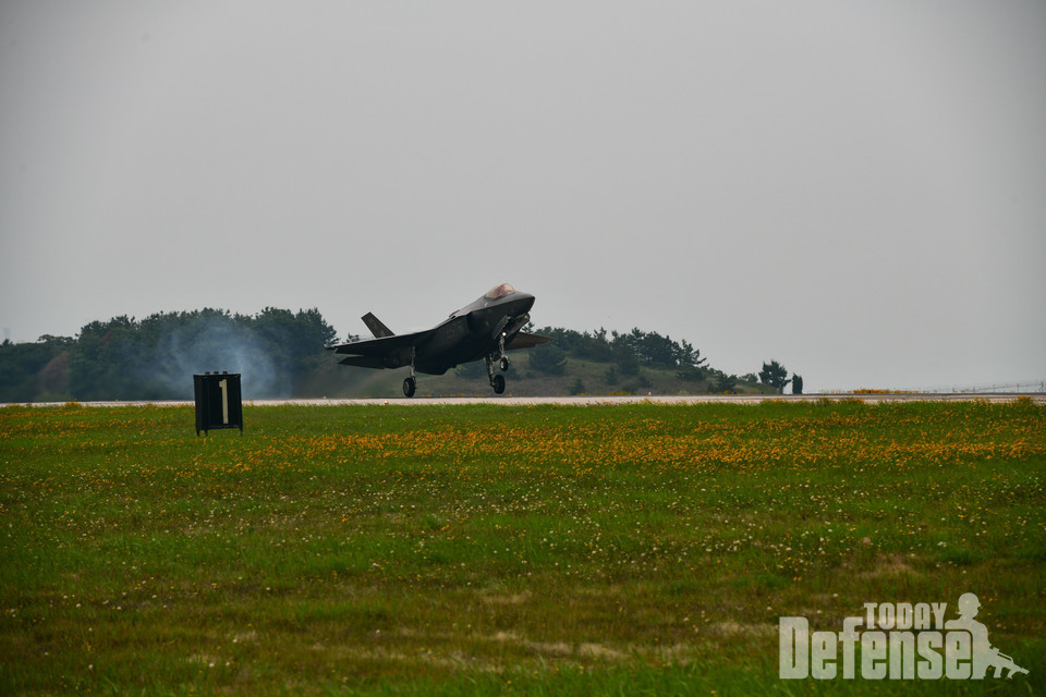 군산공군기지에 착륙하는 아일슨깆 제 354전투비행단 소속 F-35A 전투기 (사진:U.S.Air Force)