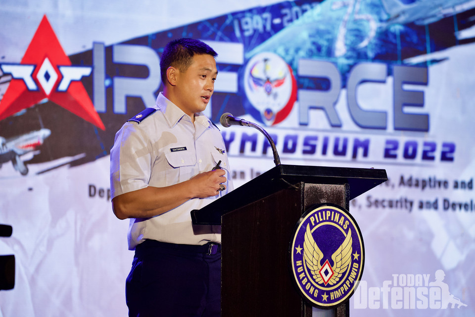 태평양공군 미래역량본부차장인 앤드루 코츠워스 미우주군 소령이 2022년 6월 22일 필리핀 파사이 시에서 열린 제75회 필리핀 공군 심포지엄에서 발언을 하고 있다.(사진:U.S.Air Force)