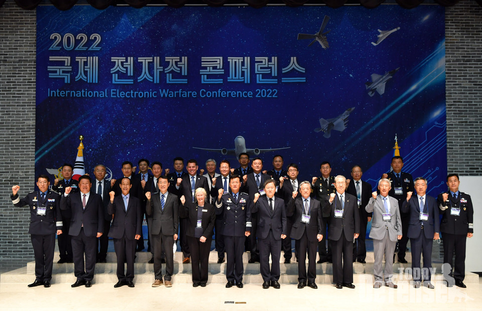공군은 7월 7일(목), 서울 공군호텔에서 ‘항공우주 전자전을 통한 전자기스펙트럼 우세 달성’이라는 주제로 국방과학연구소, 국제전자전협회와 ｢2022 국제 전자전 콘퍼런스｣를 공동 개최했다. 정상화 공군참모총장(왼쪽에서 여섯 번째)을 비롯한 주요 참석자들이 개회식 이후 기념촬영을 하고 있다. (사진:공군)