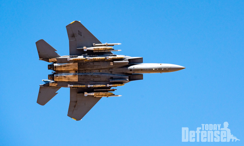 제 332 항공원정단 소속의 F-15E 스트라이크 이글 전투기가 유도폭탄을 파일런에 대량으로 탑재하고 비행하고 있다. (사진:U.S.Air Force)