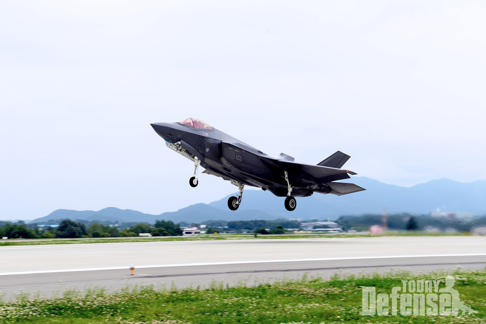 한미 공군이 F-35A 연합비행훈련을 실시하는 가운데, 지난 7월 12일(화), 한측 F-35A가 청주 공군기지 활주로에서 힘차게 이륙하고 있다. (사진:공군)