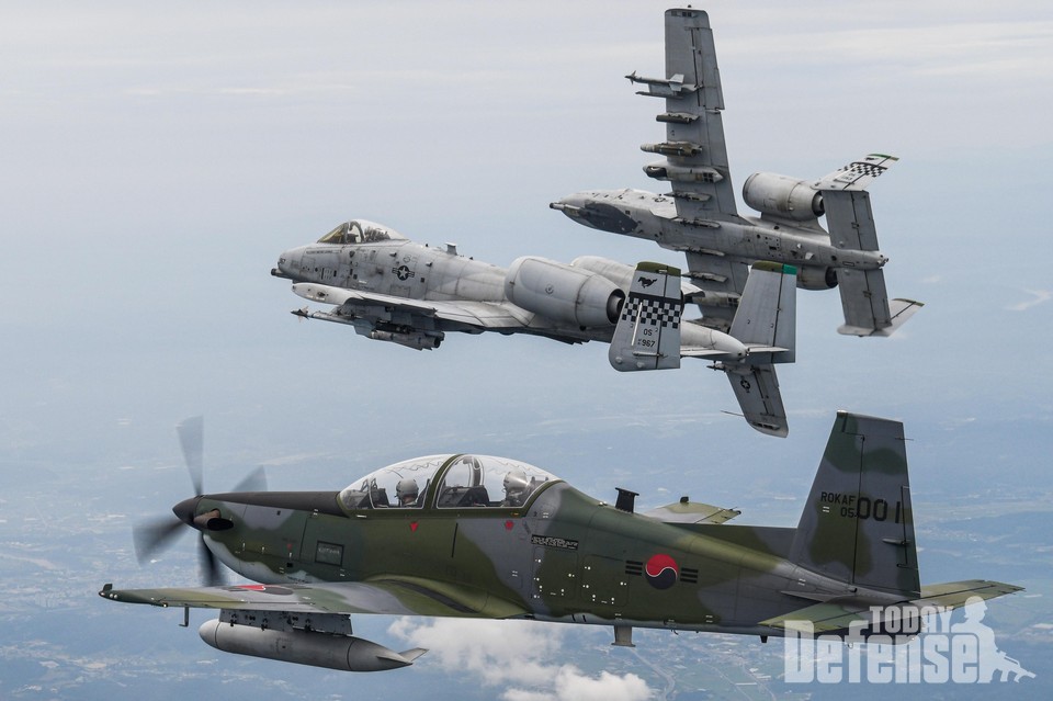 한국공군 KA-1 1대(가장 아래)와 주한미공군 A-10 2대가 연합 편대비행을 실시하고 있다.(사진:공군)