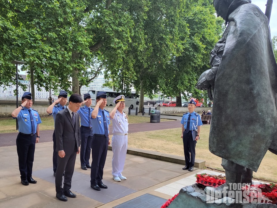 정상화 공군참모총장이 7월 13일(수)(현지시간), 영국 런던에 위치한 한국전 참전비를 방문하여 대한민국의 자유를 수호하기 위해 한국전에 참전한 영웅들의 숭고한 희생과 헌신을 기리며 경례하고 있다. (사진:공군)