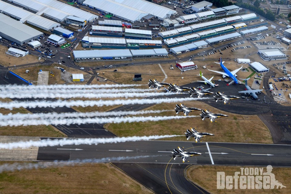 대한민국 공군 특수비행팀 블랙이글스가 세계 3대 에어쇼로 불리는 판보로에어쇼(Farnborough International airshow) 참가를 위해 항공기 지상활주, 이륙 후, 판보로 공항으로 이동하여 Fly-By 비행을 선보이고 있다. (사진:공군)