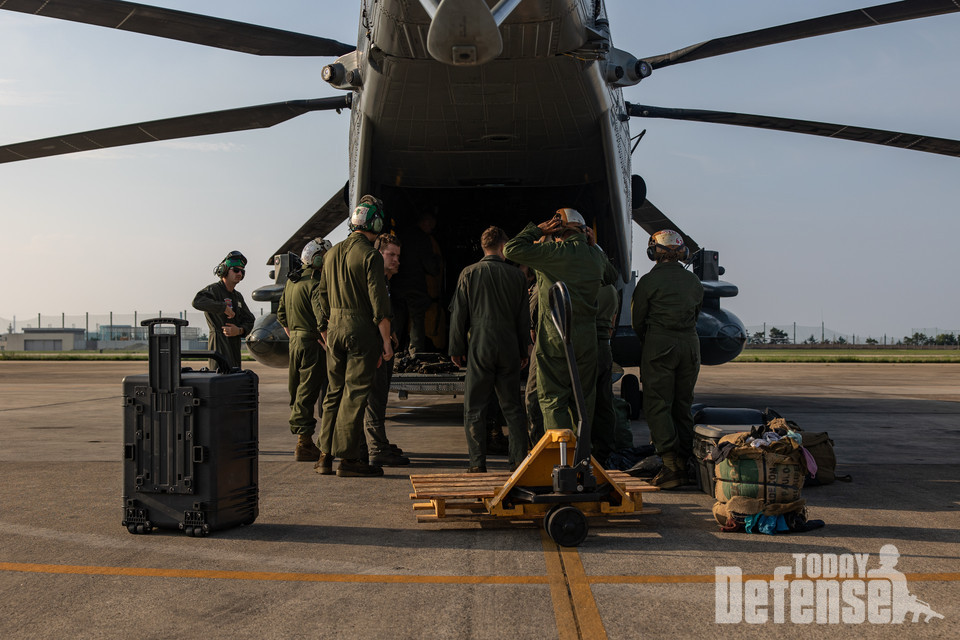 미해병 361중헬기비행대대(HMH-361)와 미해군 제 14소해(기뢰 제거)헬기대대 대원들이 CH-53E 슈퍼스탤리온 헬기에서 물자 하역훈련을 진행하고 있다.(사진:U.S.Marine)