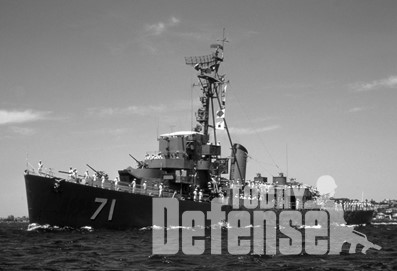 최종 개량으로 주 레이더와 마스트가 변형된 모습 (자료사진:해군)