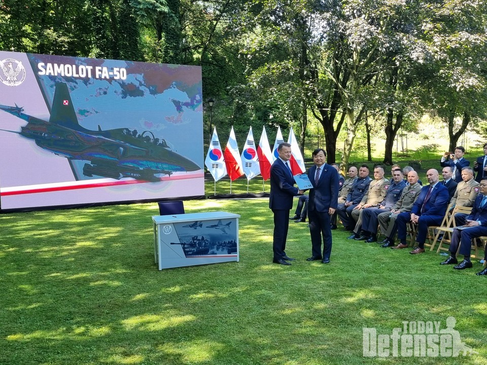 폴란드 부총리 겸 국방부장관 마리우슈 브와쉬착(왼)과 KAI 안현호 사장(오)이 FA-50 기본계약 서명 후 기념촬영을 하고 있다. (사진:KAI)