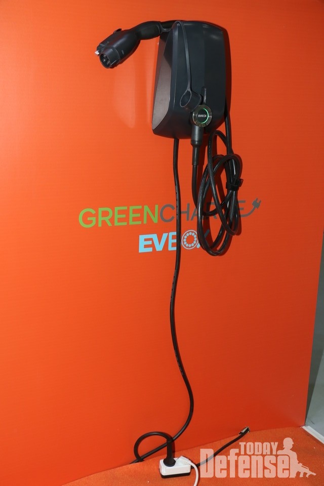 Green Ghange가 상용으로 설치가 가능한 EV BOX로 일반 상용 콘센트하고 손쉽게 연결하여 충전스테이션을 구성할 수 있다. (사진:디펜스투데이)