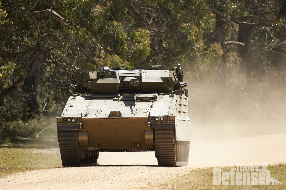 AS-21레드백은 호주 육군의 요구 성능에 맞춰 설계·개발된 차세대 보병전투장갑차로, 한화디펜스의 검증된 기동·화력체계 개발 역량과 호주와 이스라엘, 캐나다, 미국 등의 방산 기술이 접목된 결정체이다. (사진:한화디펜스)
