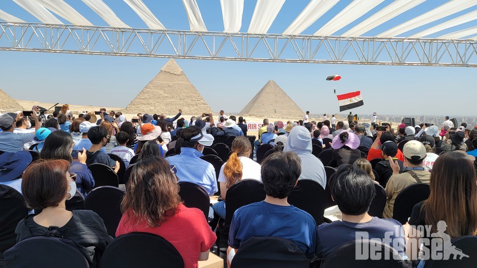 이집트 피라미드 에어쇼 2022를 관람중인 한국교민들과 이집트인들(사진:KAI)