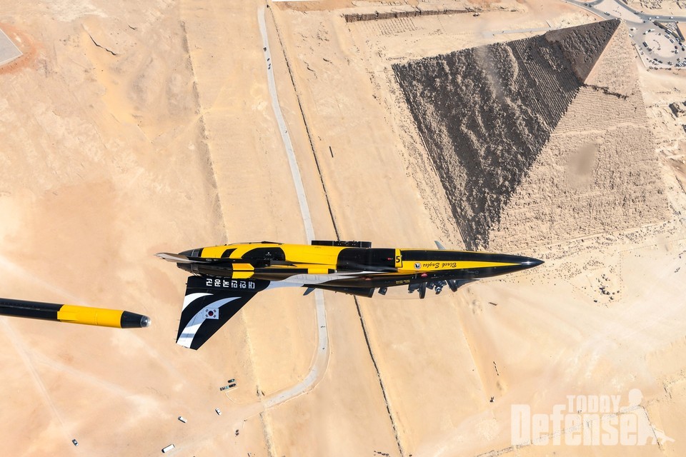 이집트 피라미드 위에서 에어쇼를 펼치는 공군 T-50B 블랙이글스 (사진:공군)