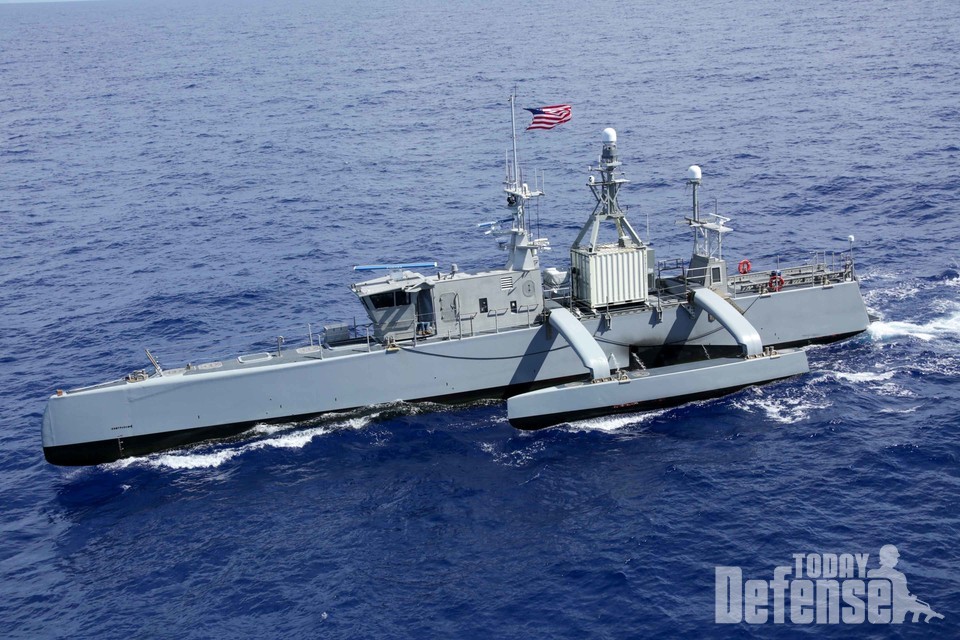 미해군 유령함대의 주축인 무인 수상함인 시현터가 림팩 2022에서 첫 데뷔를 했다. (사진:U.S.NAVY)