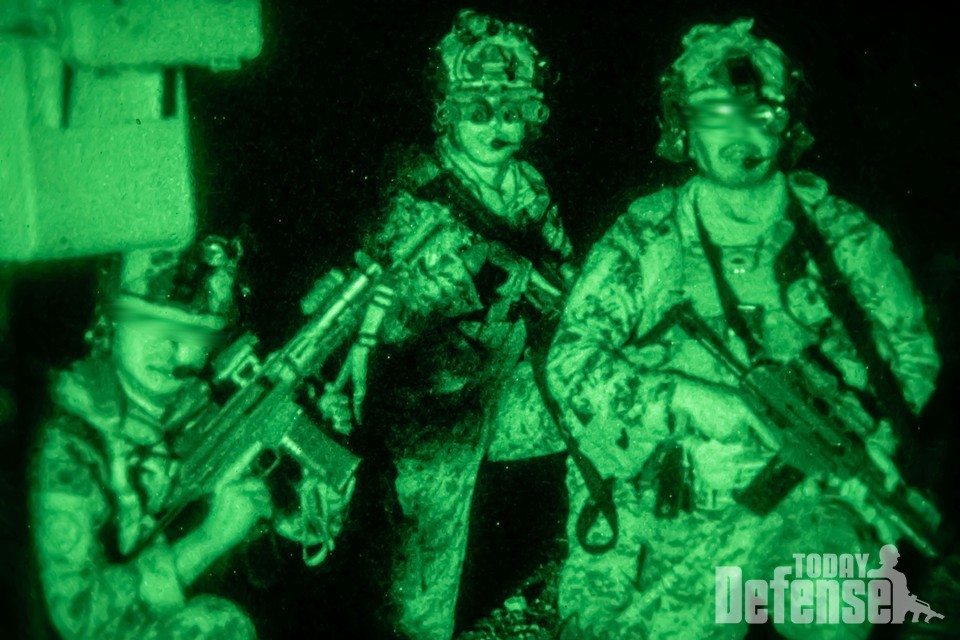 특전사 장병들이 미육군 그린베레 제 1 특수부대 3대대 장병들과 야간 엄폐폐물하에서 야간공격을 하고 있다. (사진:U.S.ARMY)