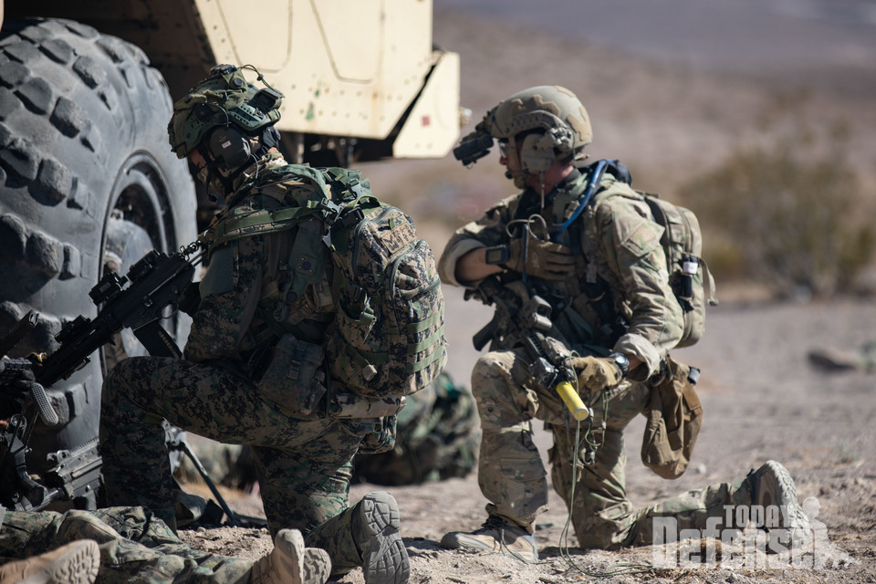 특전사 장병들이 미육군 그린베레 제1특수부대 제3대대 장병들과 목표물에 대한 공격을 감행한 뒤 사주경계를 강화하고 있다.(사진:U.S.ARMY)