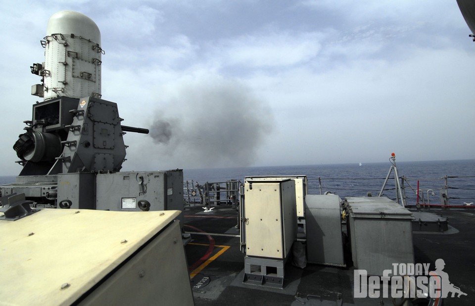 USS Taylor (FFG-50)함의 근접방어무기체계 사격 (사진:U.S.NAVY)