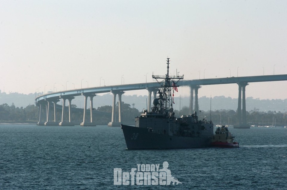 멕시코 해군에 공여 될 USS Curts (FFG-38)함 2013년 1월경에 퇴역하여 현재 모스볼이 처리 된 상태이며, 2015~2016년경에 양도 될 예정이다. (사진:U.S.NAVY)