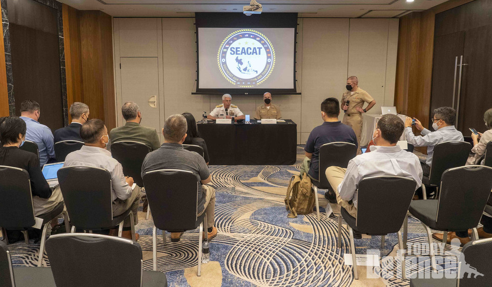 (왼쪽부터) 제7함대 사령관 칼 토마스 중장과 제7 구축함 대대(DESRON 7) 제독 Tom Ogden 대령이 동남아시아 협력 및 훈련(SEACAT) 기간 동안 현지 및 국제 뉴스 매체에서 기자회견을 하고 질문에 답변하고 있다. ) 8월 16일. SEACAT은 동남아시아 지역의 정보와 자원을 공유하여 협력을 강화하고 해양 안보를 강화하기 위한 연례 다국적 훈련이다. (사진:U.S.NAVY)