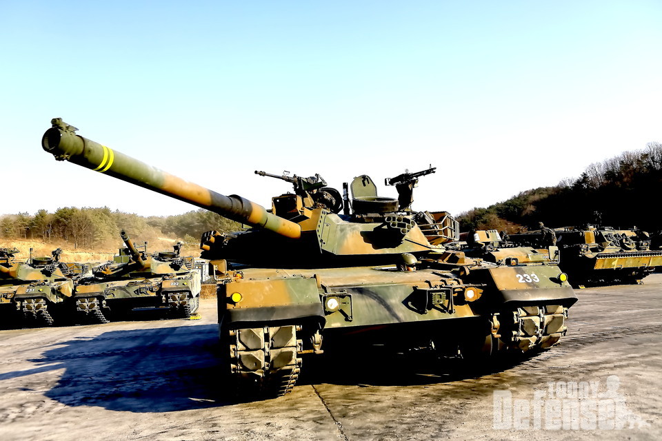 K1E1 전차 포탑에 피아식별장치와 전방 카메라가 장착이 되어 있다. (사진:디펜스투데이)