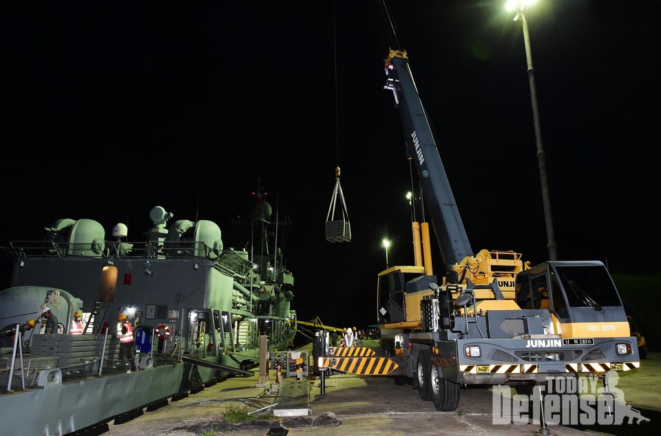 UFS 연습 일환 함정 야간 탄약 적재훈련 (사진:해군)