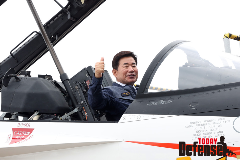 T-50에 탑승한 김진표 국회의장 (사진:KAI)