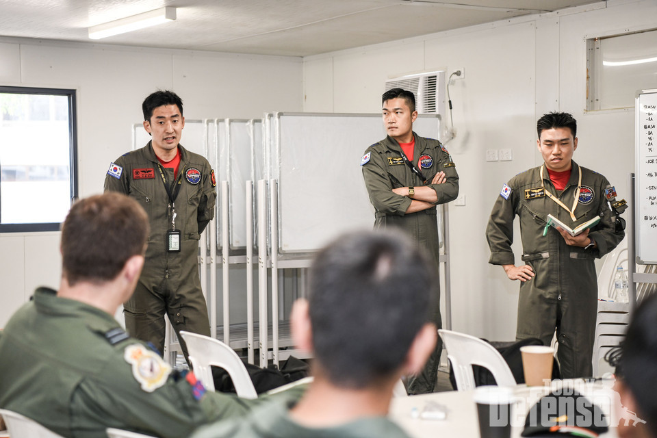 브리핑에는 한국, 영국, 인도, 아랍에미리트 공군이 함께 참석했다. 피치블랙 훈련에 참가한 공군은 본 훈련에 앞서 지난 8월 22일(월)부터 25일(목)까지 현지 적응훈련을 실시했다. (사진:공군)