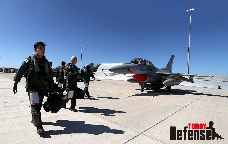 현지적응훈련 비행에 나선 KF-16 조종사들이 항공기에 탑승하기 위해 걸어가고 있다. (사진:공군)