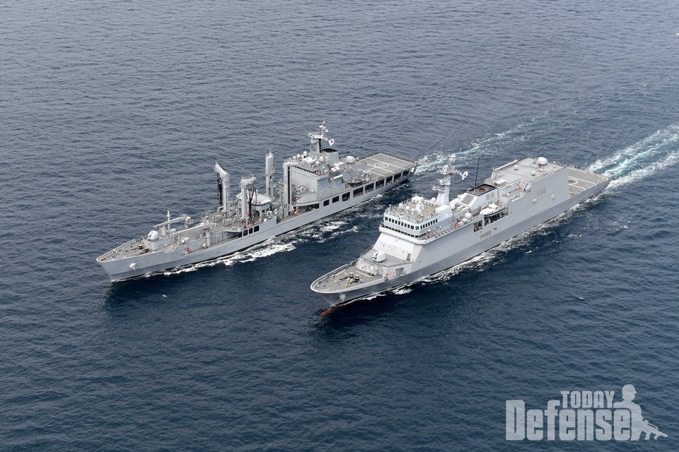 2022 해군순항훈련에 참가하는 한산도함(ATH, 4,500톤급, 사진 오른쪽)과 대청함(AOE, 4,200톤 급, 사진 왼쪽)이 기동훈련을 하고 있다. (사진:해군)
