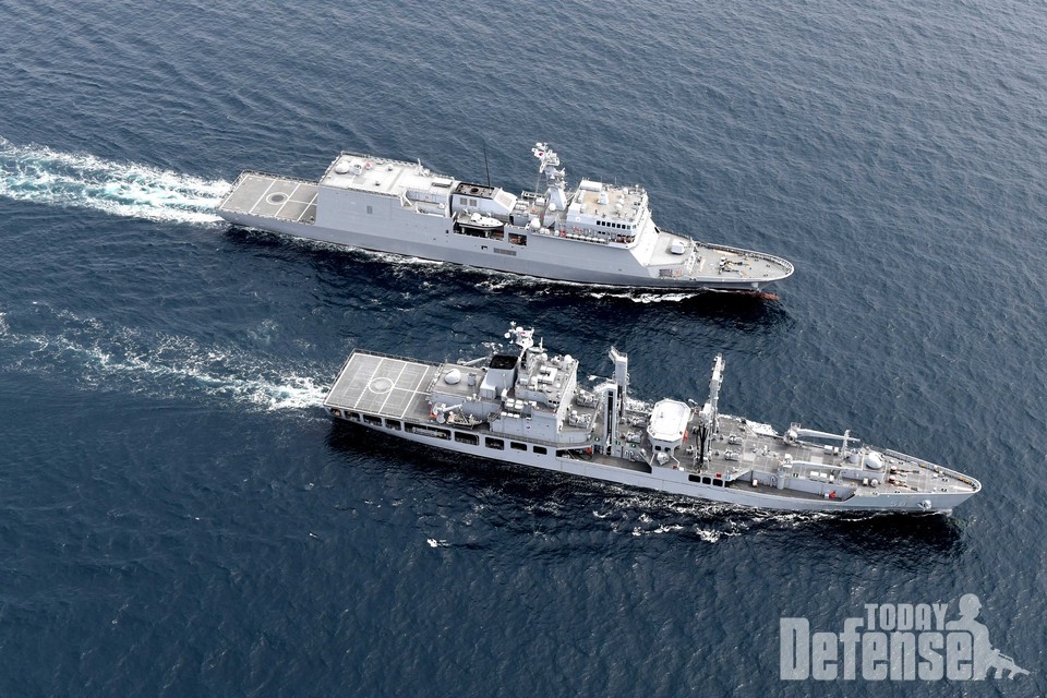 2022 해군순항훈련에 참가하는 한산도함(ATH, 4,500톤급, 사진 위쪽)과 대청함(AOE, 4,200톤 급, 사진 아래쪽)이 기동훈련을 하고 있다. (사진:해군)