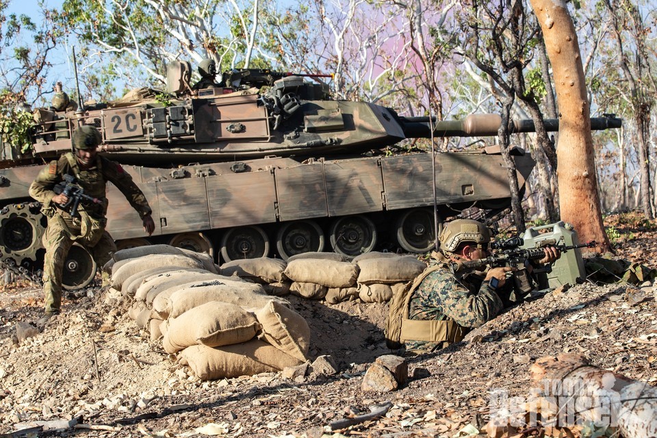 미해병 순환배군-다윈 22와 호주 육군 병사들이 2022년 8월 27일 호주 NT의 마운트 번디 훈련장에서 훈련하는 동안 목표를 확보하고 있다. 프레데터의 런 22는 대규모 무력 사용 환경에서 연안 연합 무기 작전을 시뮬레이션하는 다국적 훈련이다.(사진:U.S MC)