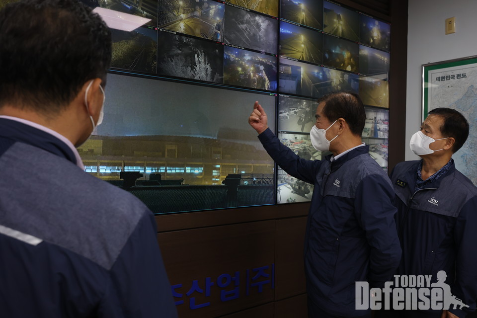 KAI 강구영 사장이 사천 본사 통합상황실에서 태풍 안전점검을 하고 있다. (사진:KAI)