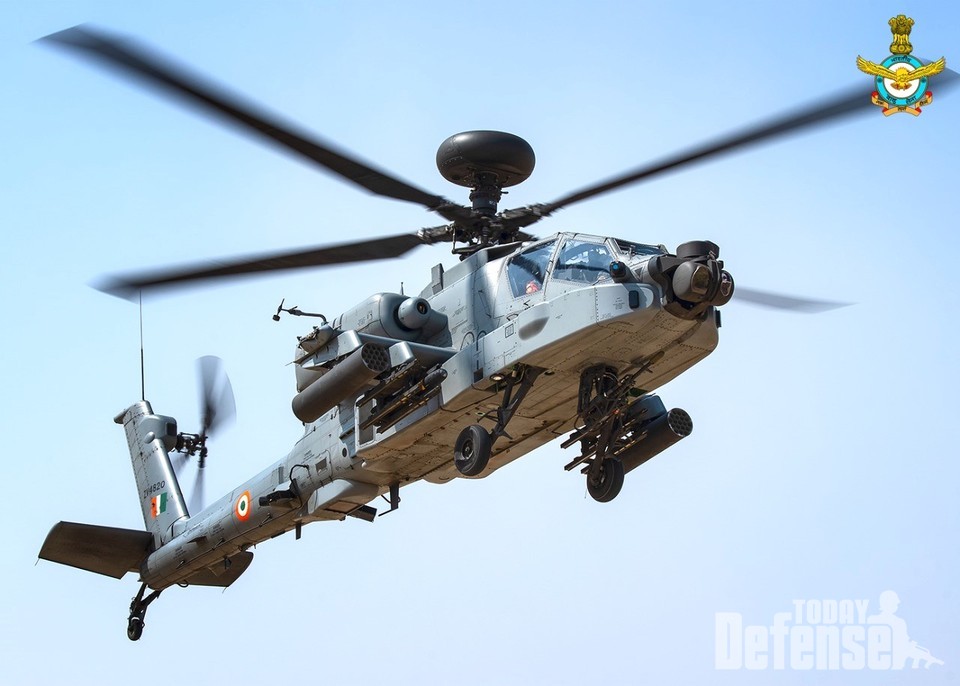 인도 공군에서 운용중인 AH-64E 아차피 공격헬기 이것 역시 메이크 인디아로 인도에서 동체 제작을 했지만, 품질 미달로 인도에서 한국으로 동체생산라인을 옯겼다. (사진:IAF twitter)