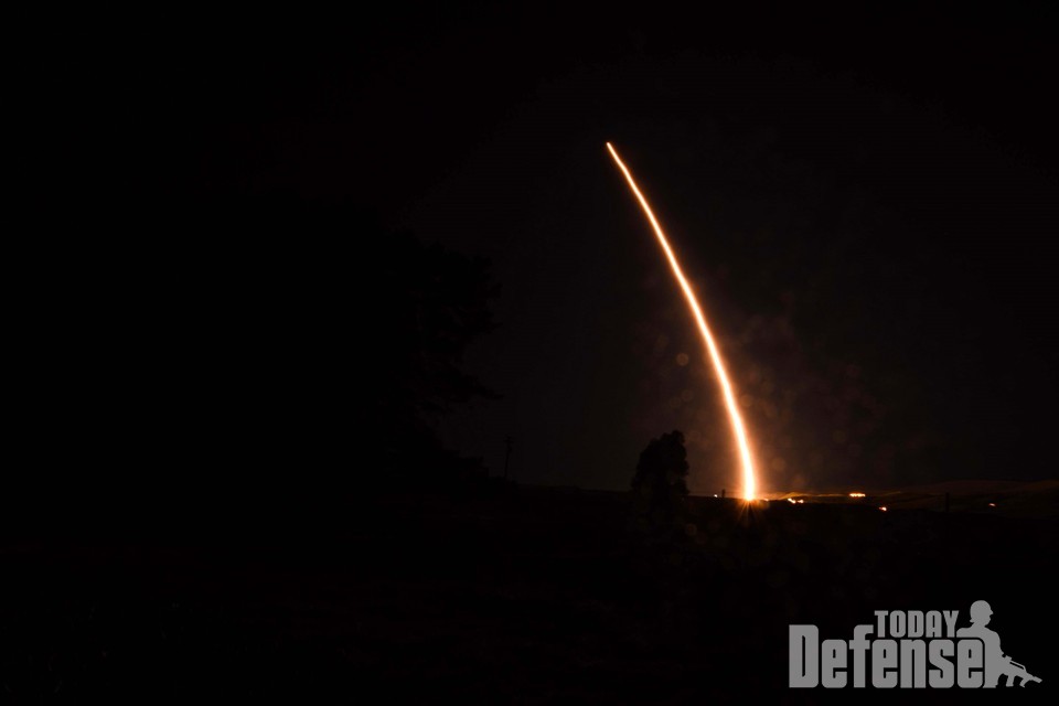 2019년 2월 5일 캘리포니아 반덴버그 공군기지에서 작전 시험 중 비무장 미니트맨 III 대륙간 탄도미사일이 발사되고 있다. (사진:미국방부)