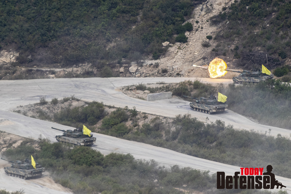 경기도 포천의 승진과학화훈련장에서 육군이 선보인 대규모 기동화력 시범에서 K2 흑표전차가 전차포 사격을하고 있다.(사진:육군)