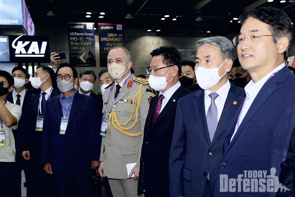 KAI 부스를 방문한 이종섭 국방부장관(오른쪽에서 두번째)(사진:KAI)