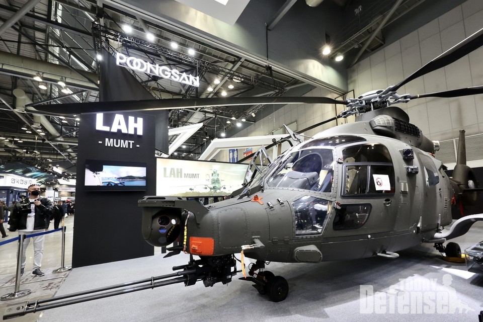 KAI 부스에 전시된 LAH(소형무장헬기) 실물기(사진:KAI)
