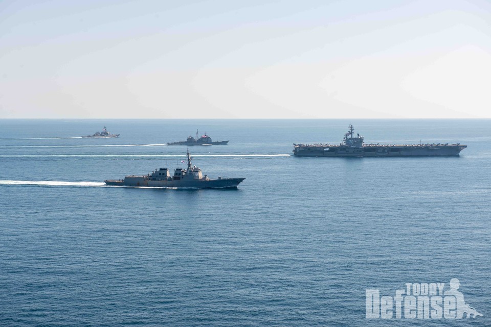 한미 연합 해상훈련에 참가한 한미 해군 함정들이 9월 29일 동해상에서 기동훈련을 하고 있다.(사진:해군)