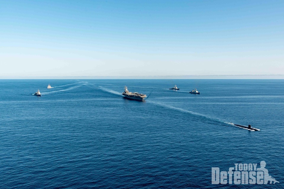 한미일 대잠전 훈련 참가전력들이 9월 30일 동해 공해상에서 기동훈련을 하고 있다. (사진:해군)
