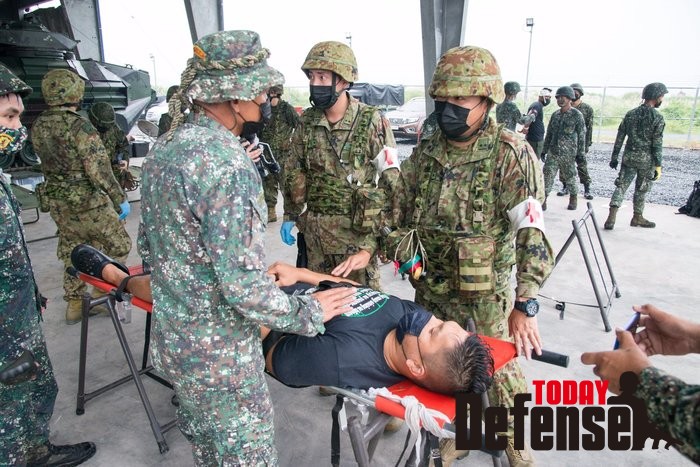 육상자위대는 미국-필리핀 주최 훈련 KAMANDAG 21에 참가, 필리핀 해병대와 함께 재난구조 및 의료대피 훈련을 실시했다.(사진:육상자위대)